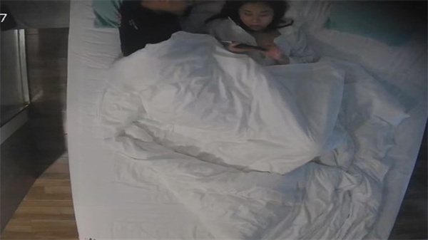 酒店偷拍C罩杯的大奶妹和刚在一起的男友出来开房_